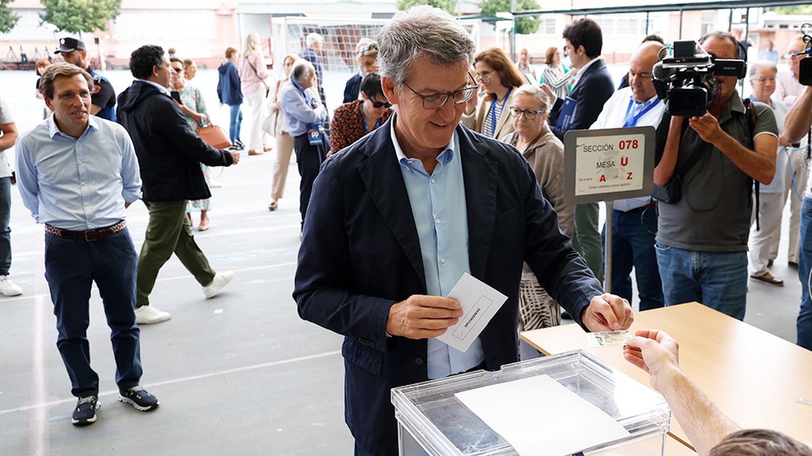 Alberto Núñez Feijóo vota en las europeas