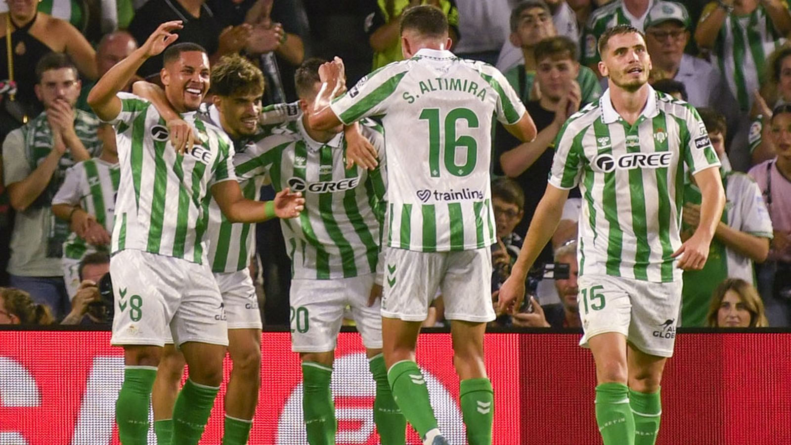 Vitor Roque celebra su primer gol con el Betis