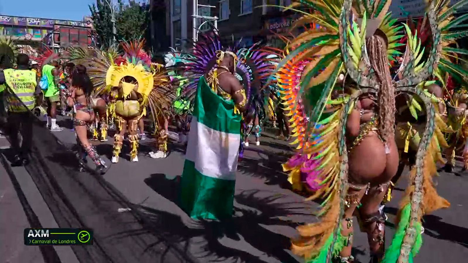 Nos damos un lote de bailar en Notting Hill el día grande del carnaval afrocaribeño