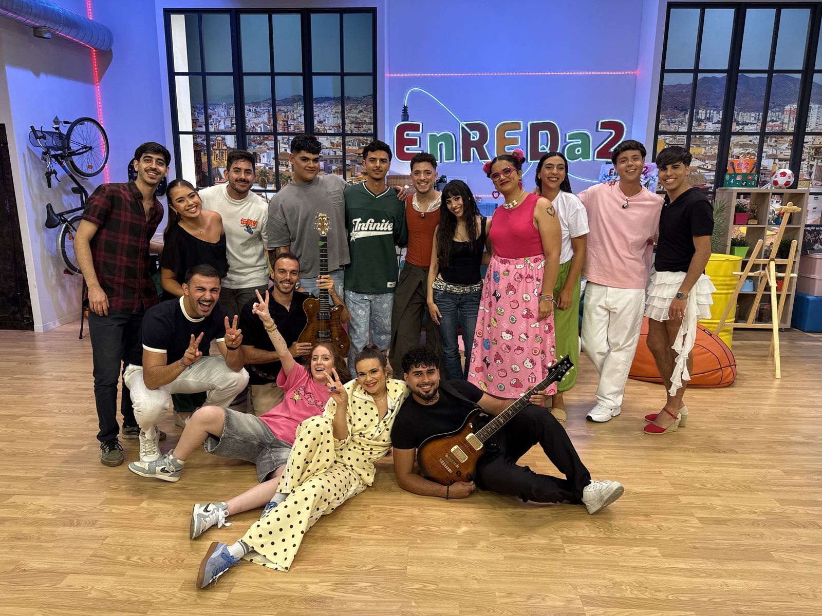 La cantante Melani y equipo de "EnREDa2"