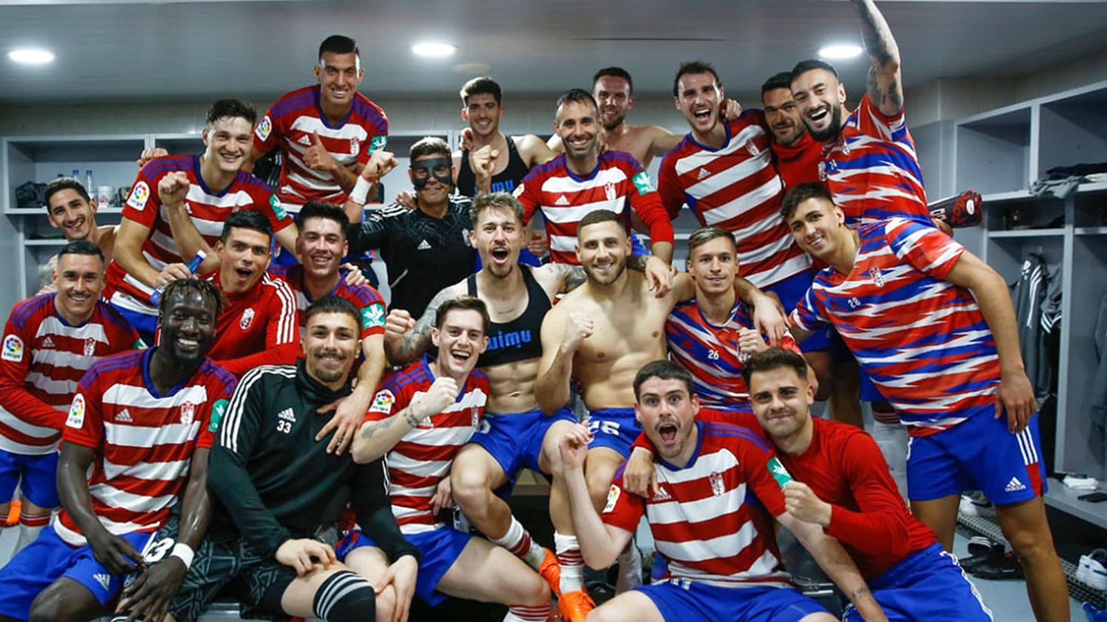 La plantilla del Granada celebra la victoria en el vestuario