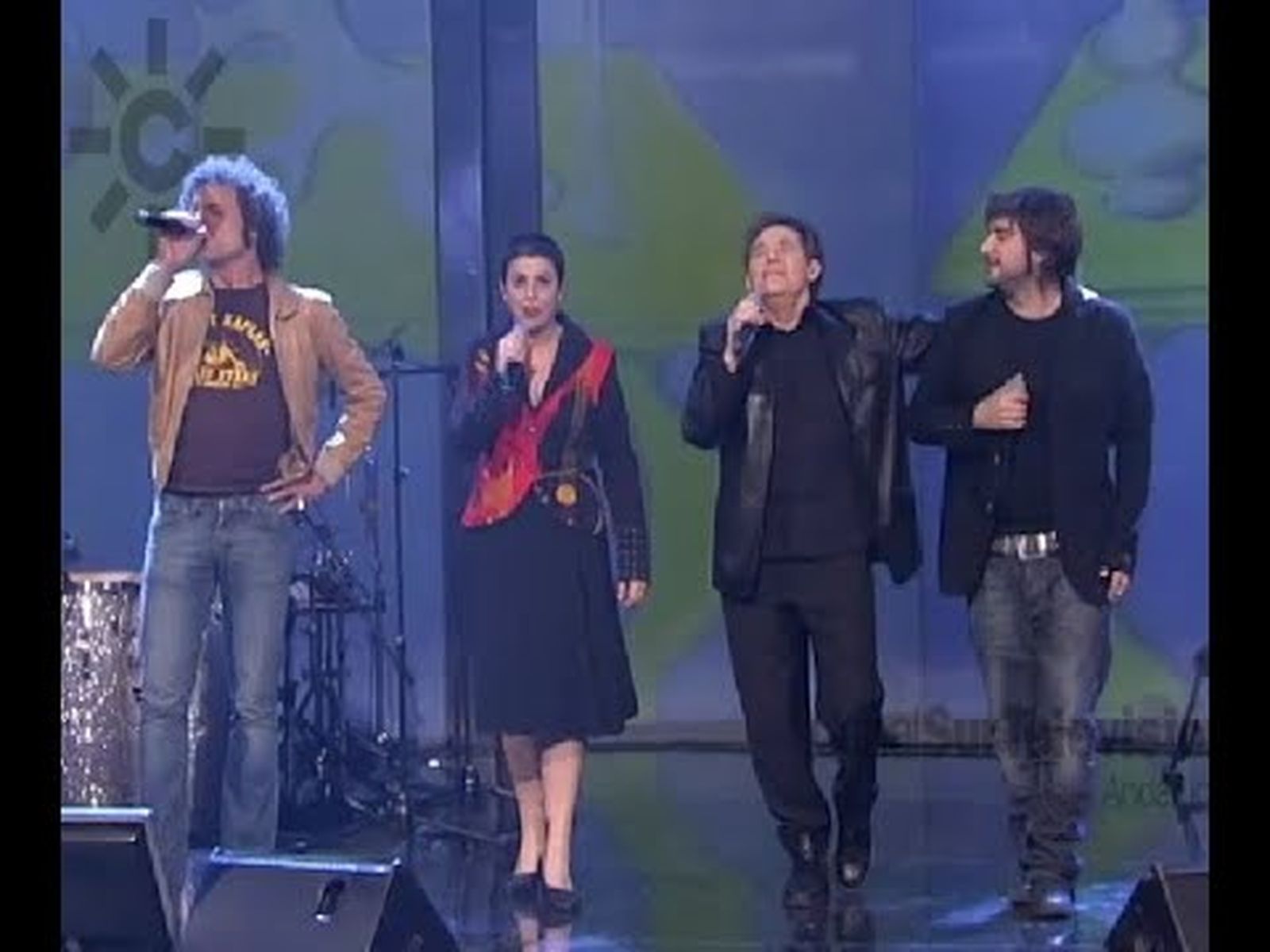 Miguel Ríos, Antonio Orozco, Amparanoia y MClan cantan "El blues del autobús"