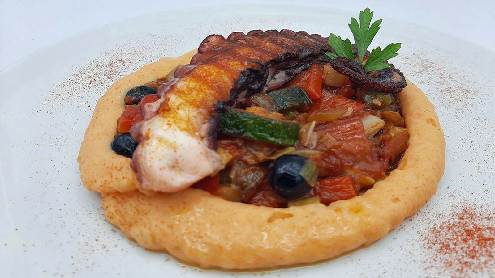 Cómetelo: Pulpo a la parrilla con verduras y puré foto 23/08/2021