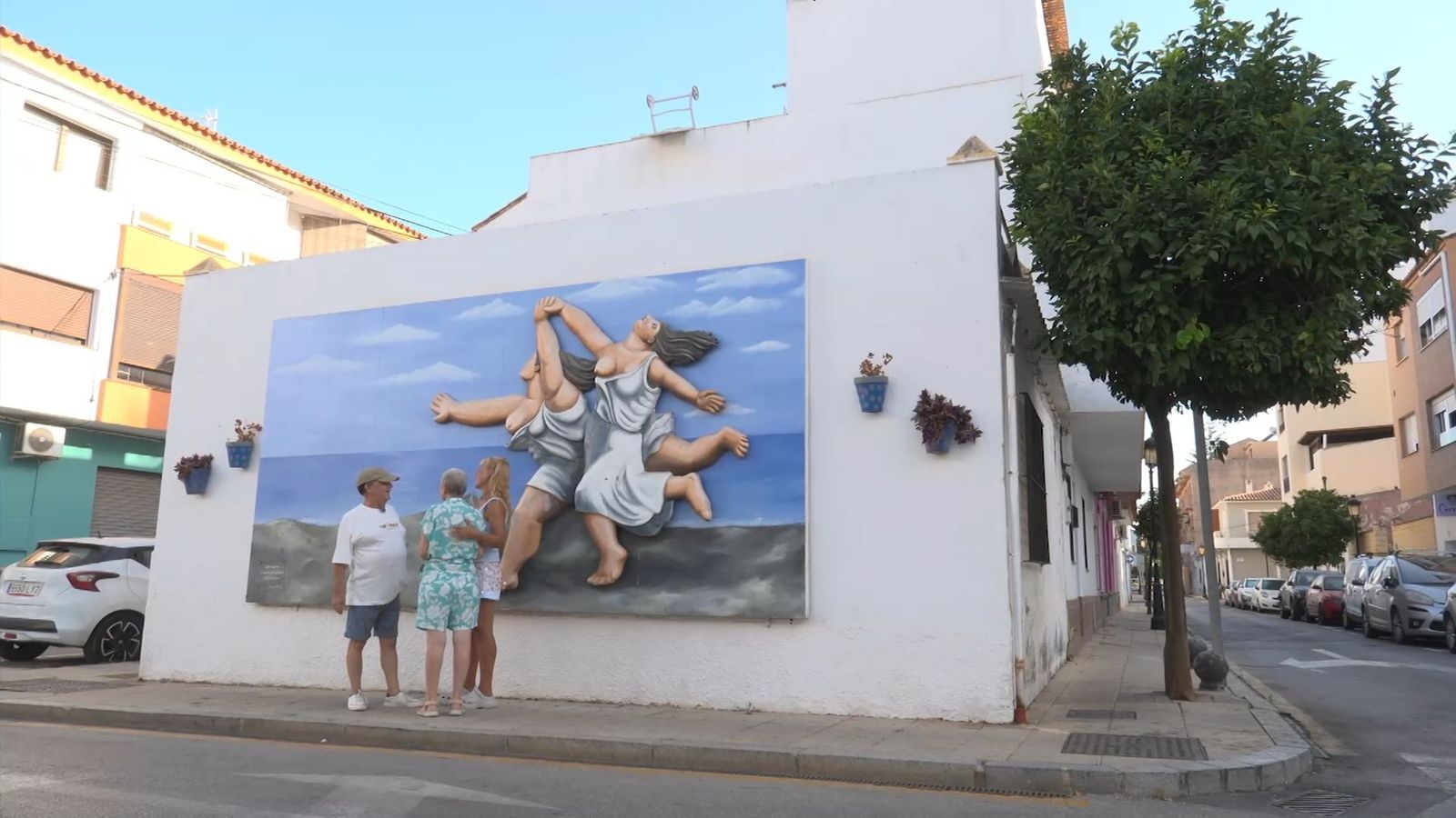 Natalia Roig recorre Manilva entre murales de Picasso, historias de mar y un divertido reto culinario