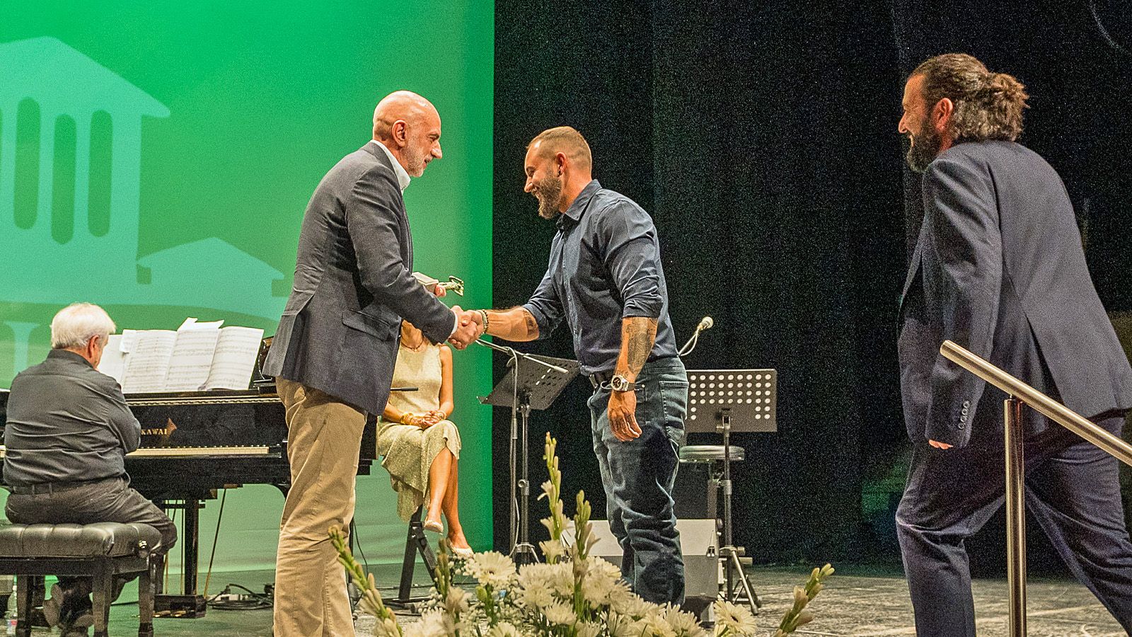 Pedro García Vázquez hace entrega del Premio CSRTV