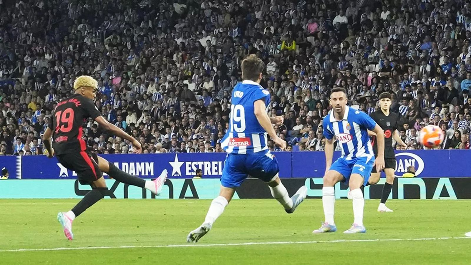 Lamine marca el gol del alirón