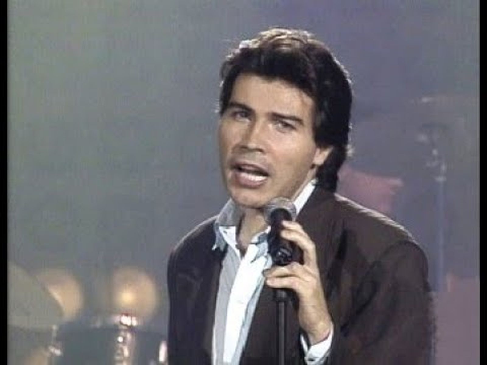 El cantante Miguel Gallardo canta “El cha-cha-cha del bajito”