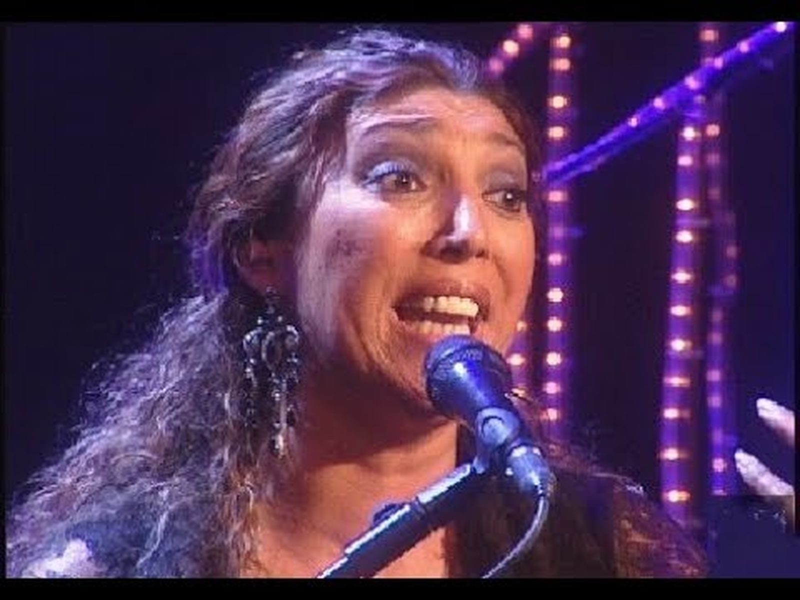 Himno gitano Gelem Gelem  por Esperanza Fernández