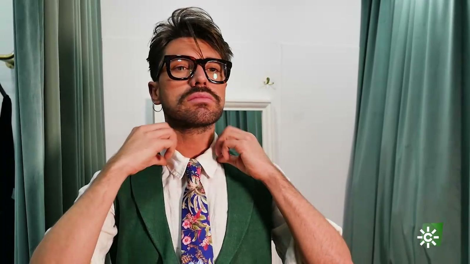 Las corbatas y chalecos de Álvaro Baturone marcan la originalidad en el traje masculino