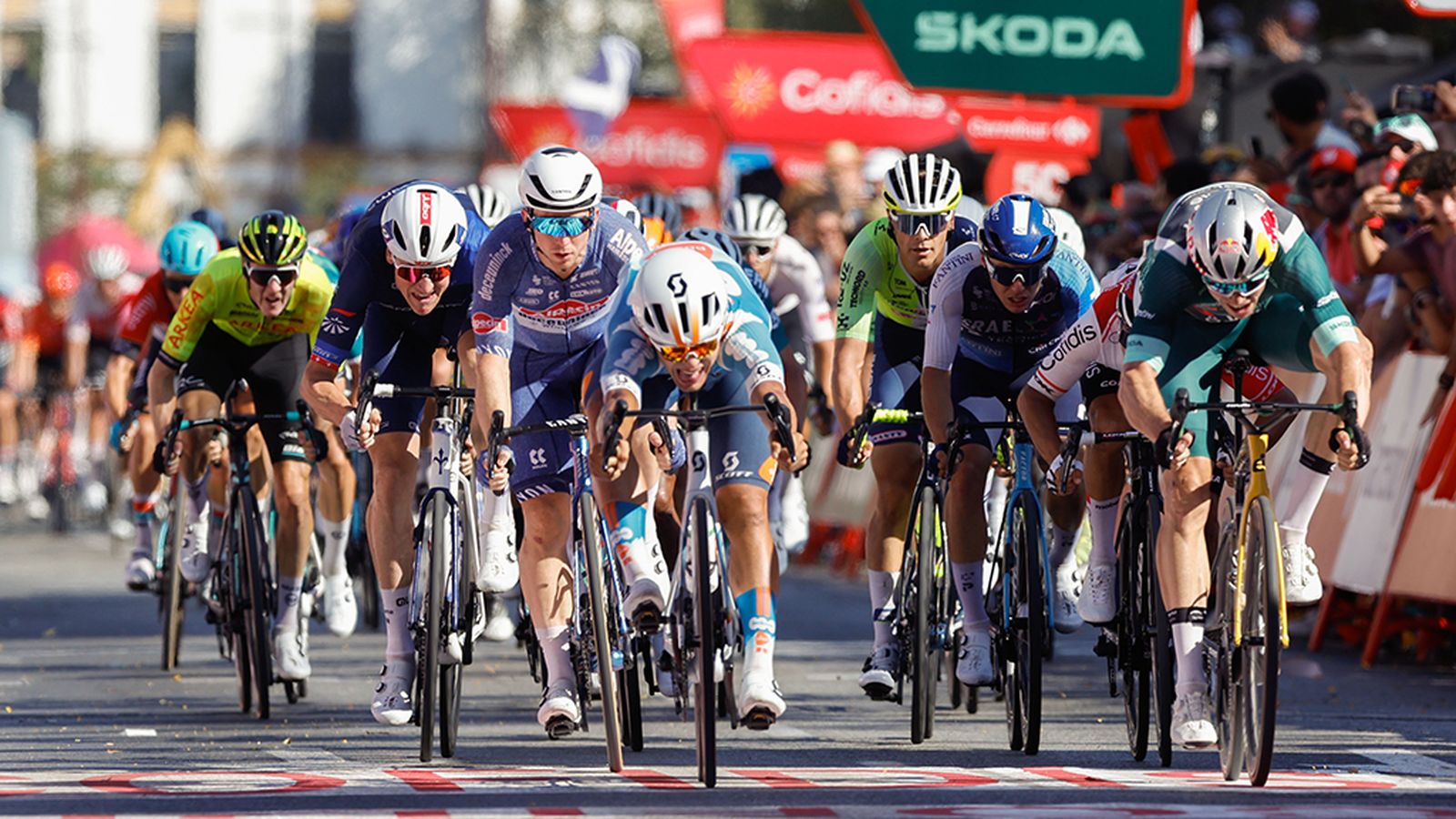 Bittner gana al esprint en la llegada de la Vuelta a Sevilla