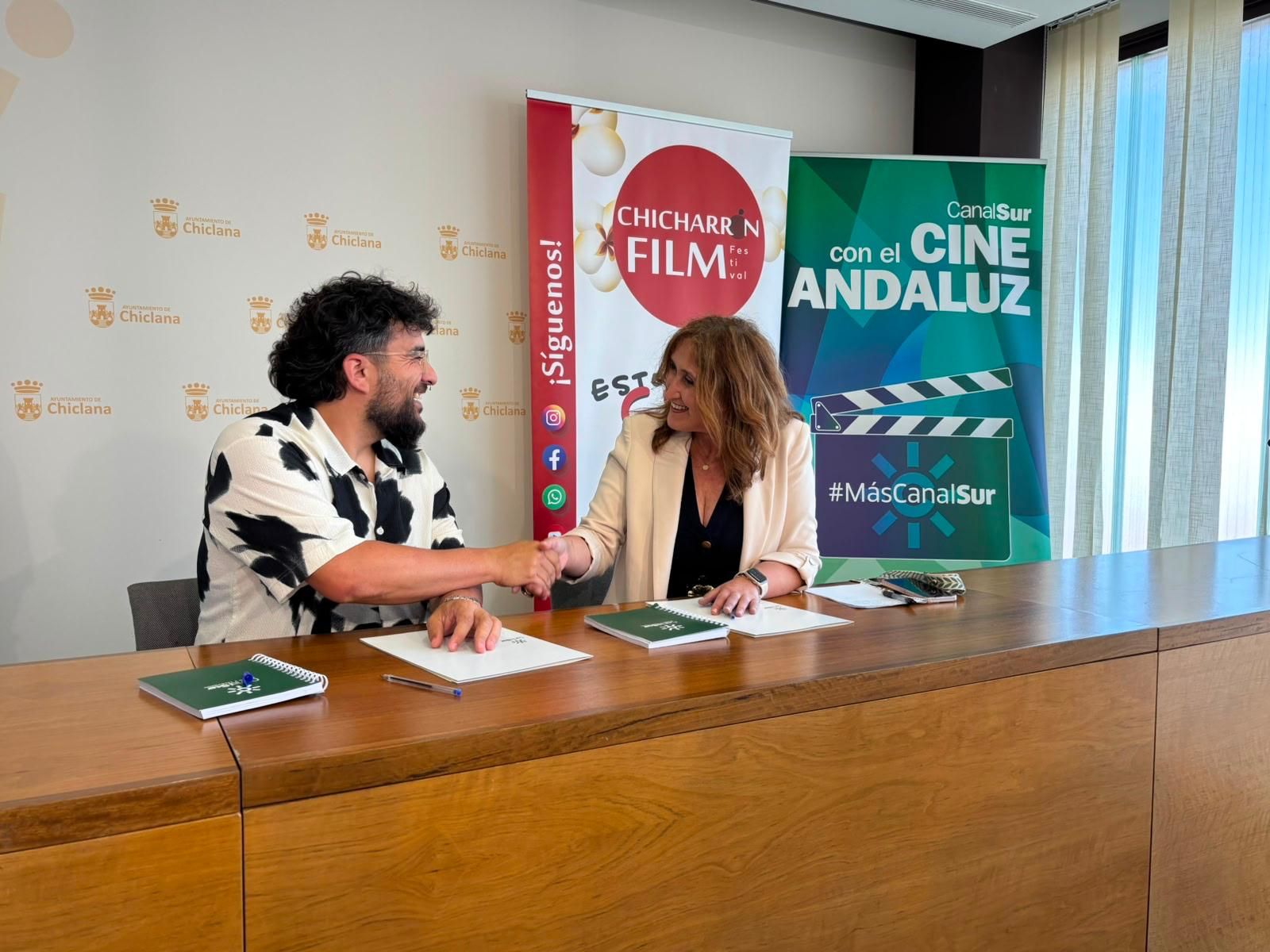 Firma del convenio del 6º Chicharrón Film Festival de Chiclana de la Frontera