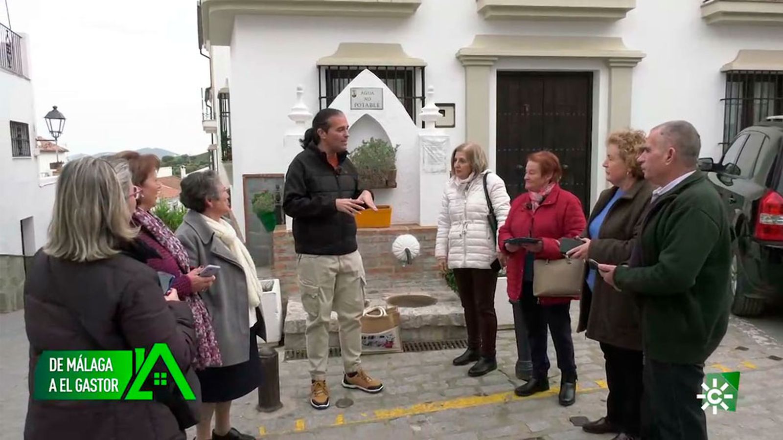 Es maestro de adultos en El Gastor y enseña nuevas tecnologías a los mayores del pueblo