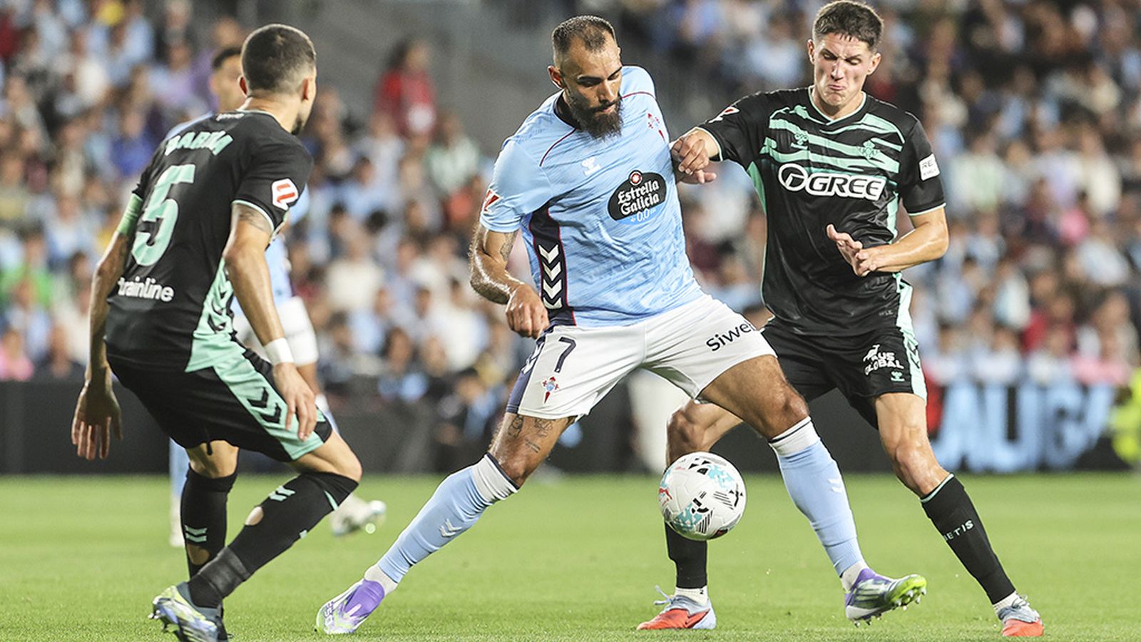 Borja Iglesias frente al Betis con el Celta