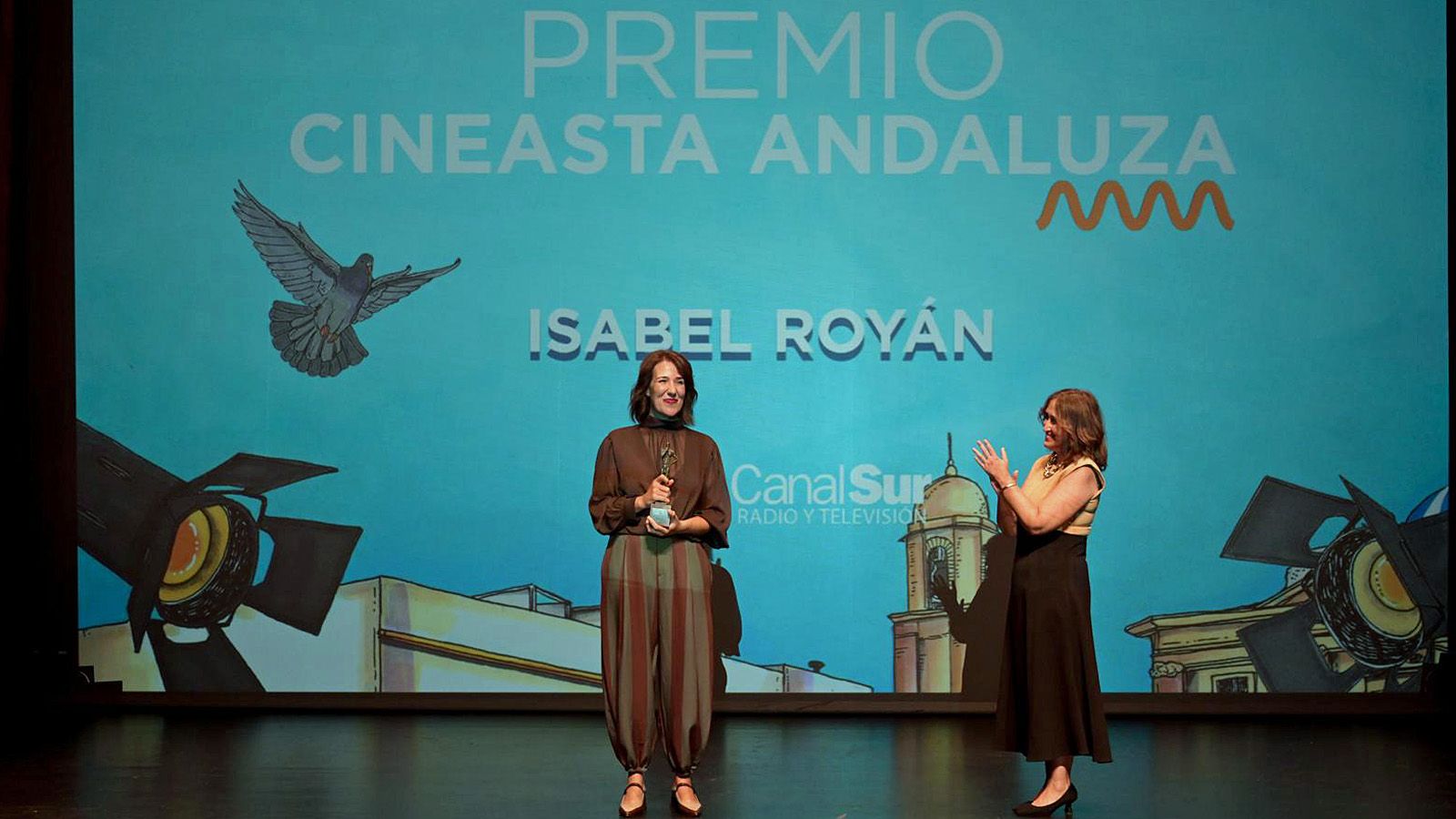 Isabel Royán ha recibido el premio de manos de la directora territorial de Canal Sur en Cádiz, Victoria de Haro
