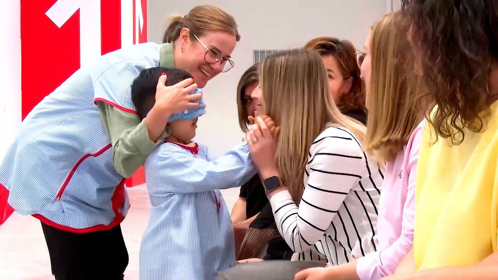 Las caricias y el aroma que guían a los niños hasta el corazón de sus madres