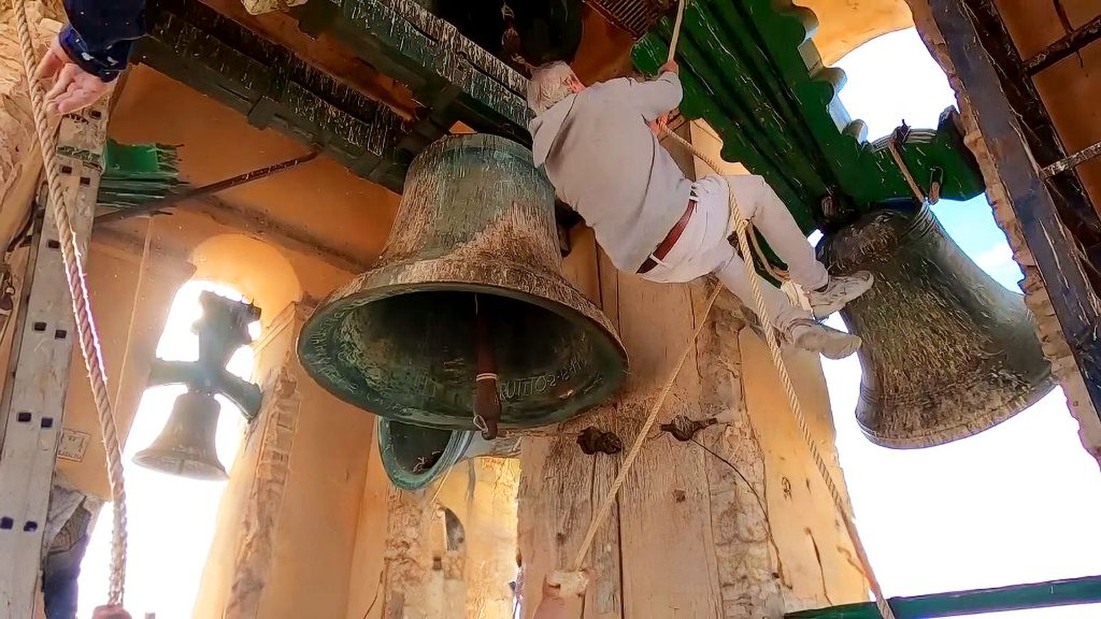 Los campaneros de Utrera desafían la gravedad volando las campanas espectacularmente