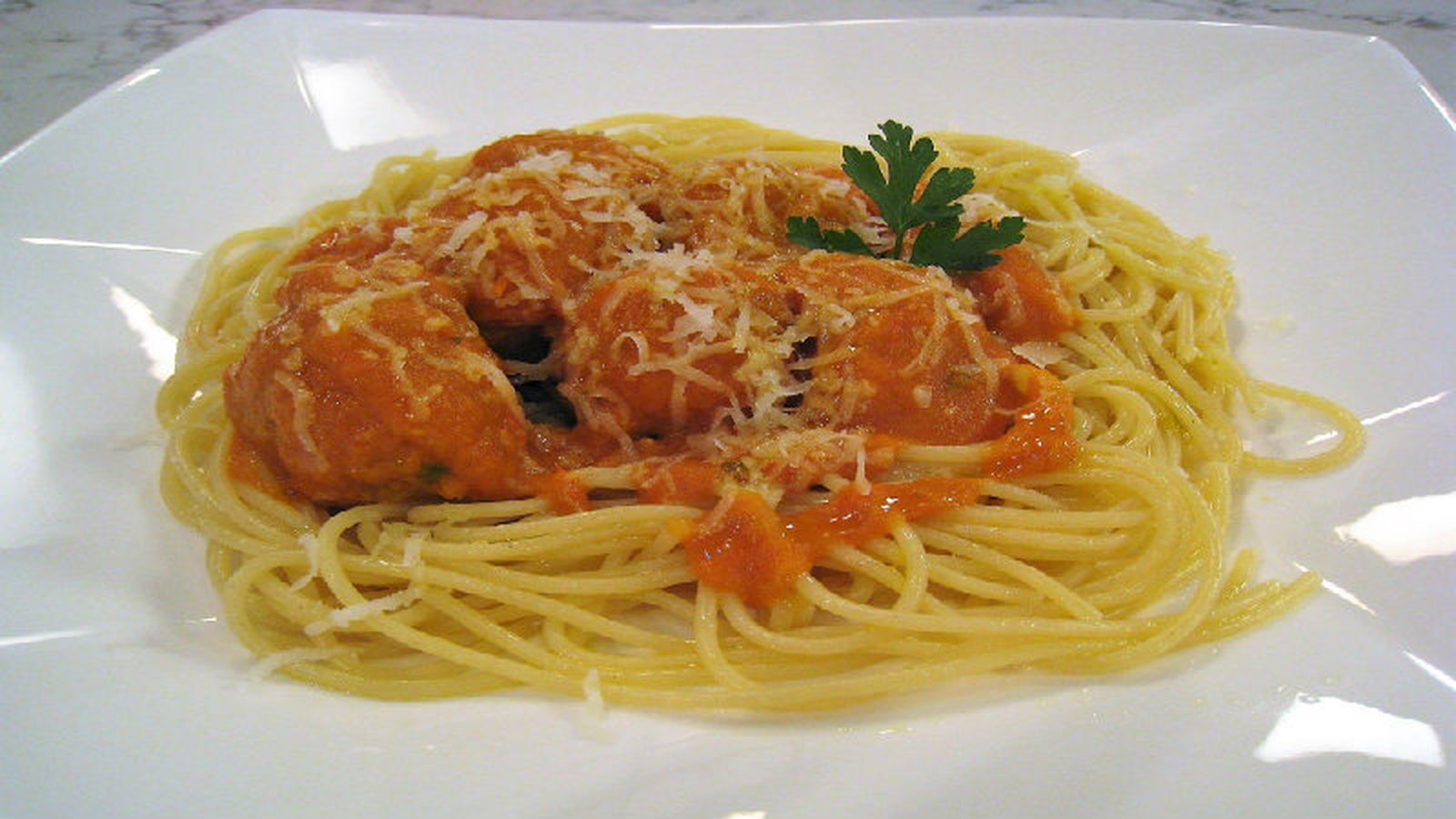 Cometelo | Espaguetis con albóndigas de pollo_800x450