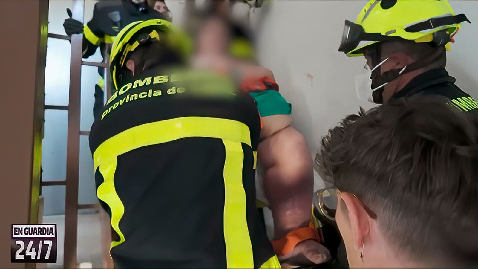 La pericia de los bomberos de Algeciras en el traslado de una mujer de 150 kilos