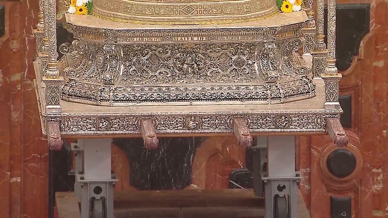 La Blanca Paloma sale con el paso de palio reformado, a prueba de roturas