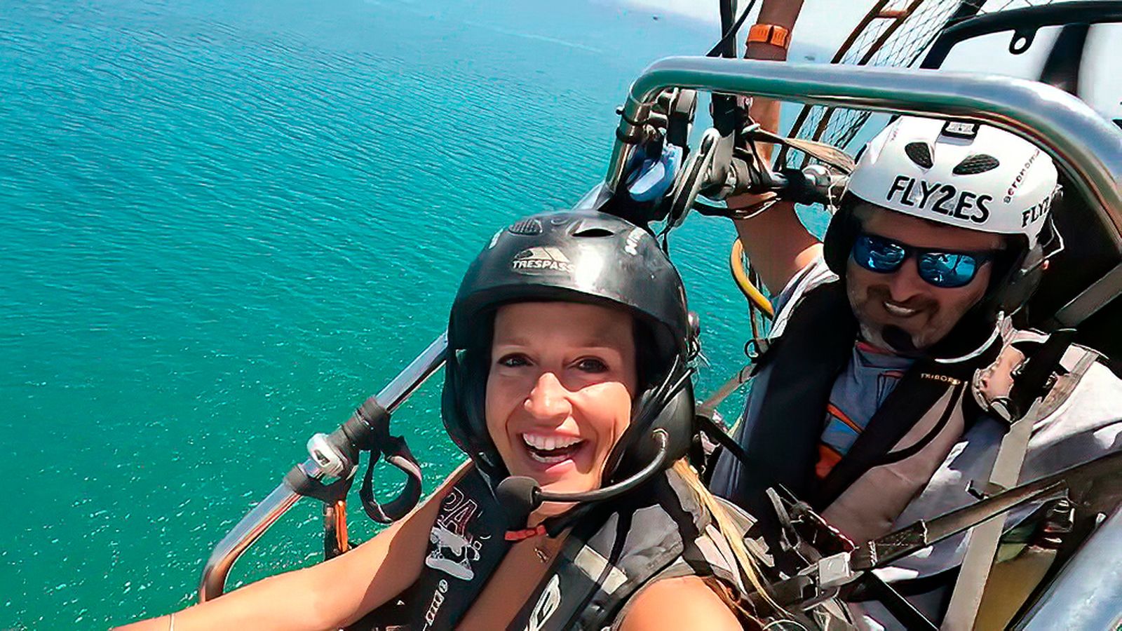 Volar en paramotor sobre la maravillosa costa de Mojácar