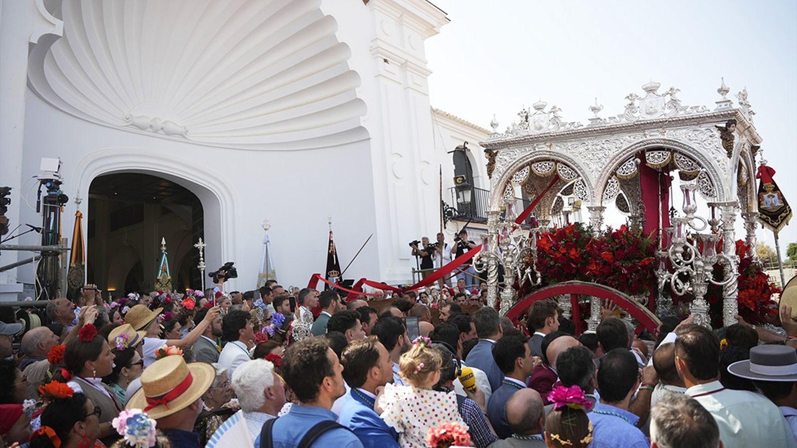 Calor y gran afluencia de romeros en este sábado de presentaciones en El Rocío