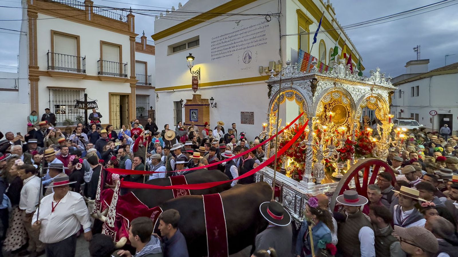 Villamanrique, la última de las hermandades sevillanas que sale camino del Rocío
