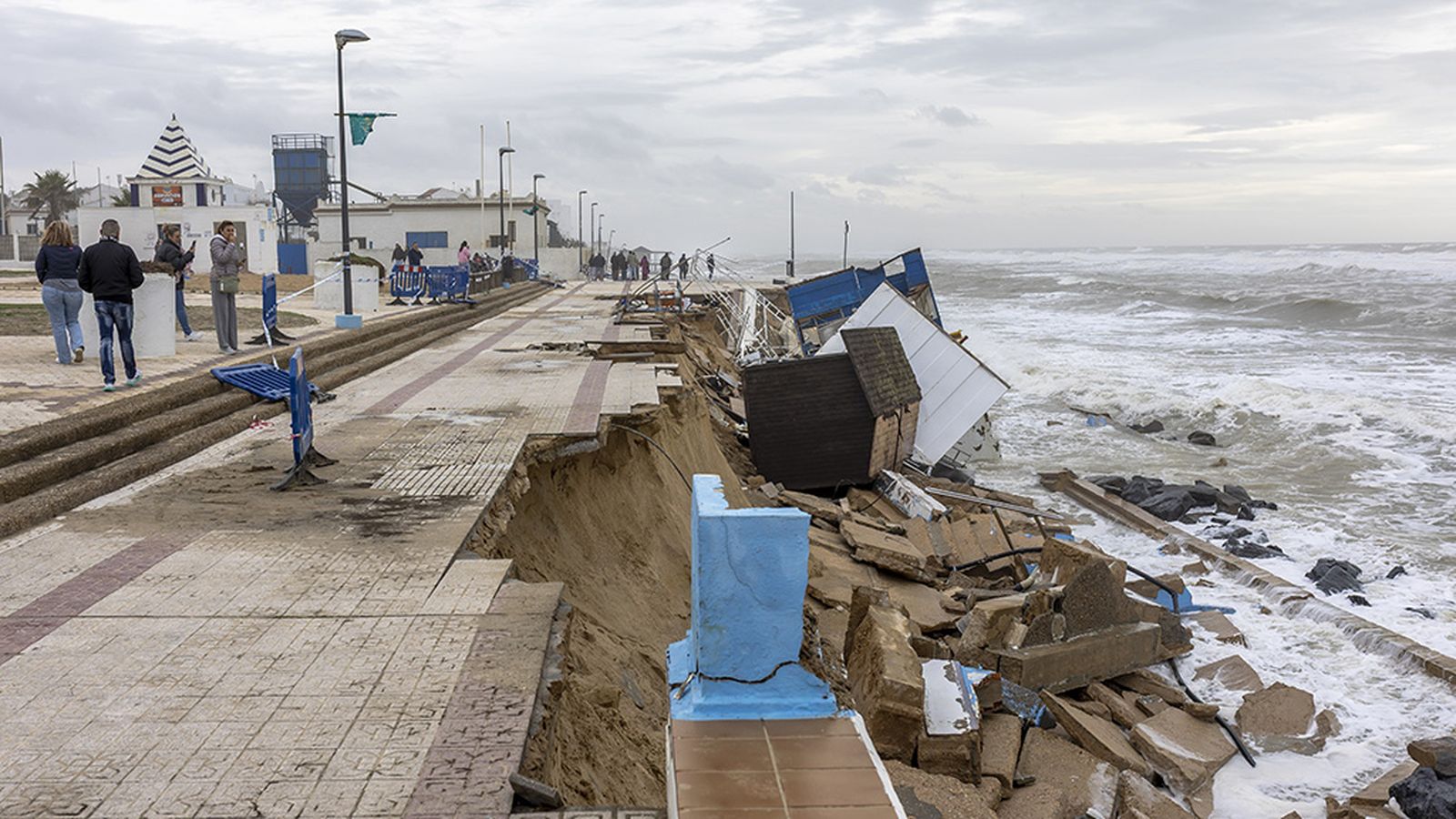 El temporal destroza parte del paseo marítimo de Matalascañas