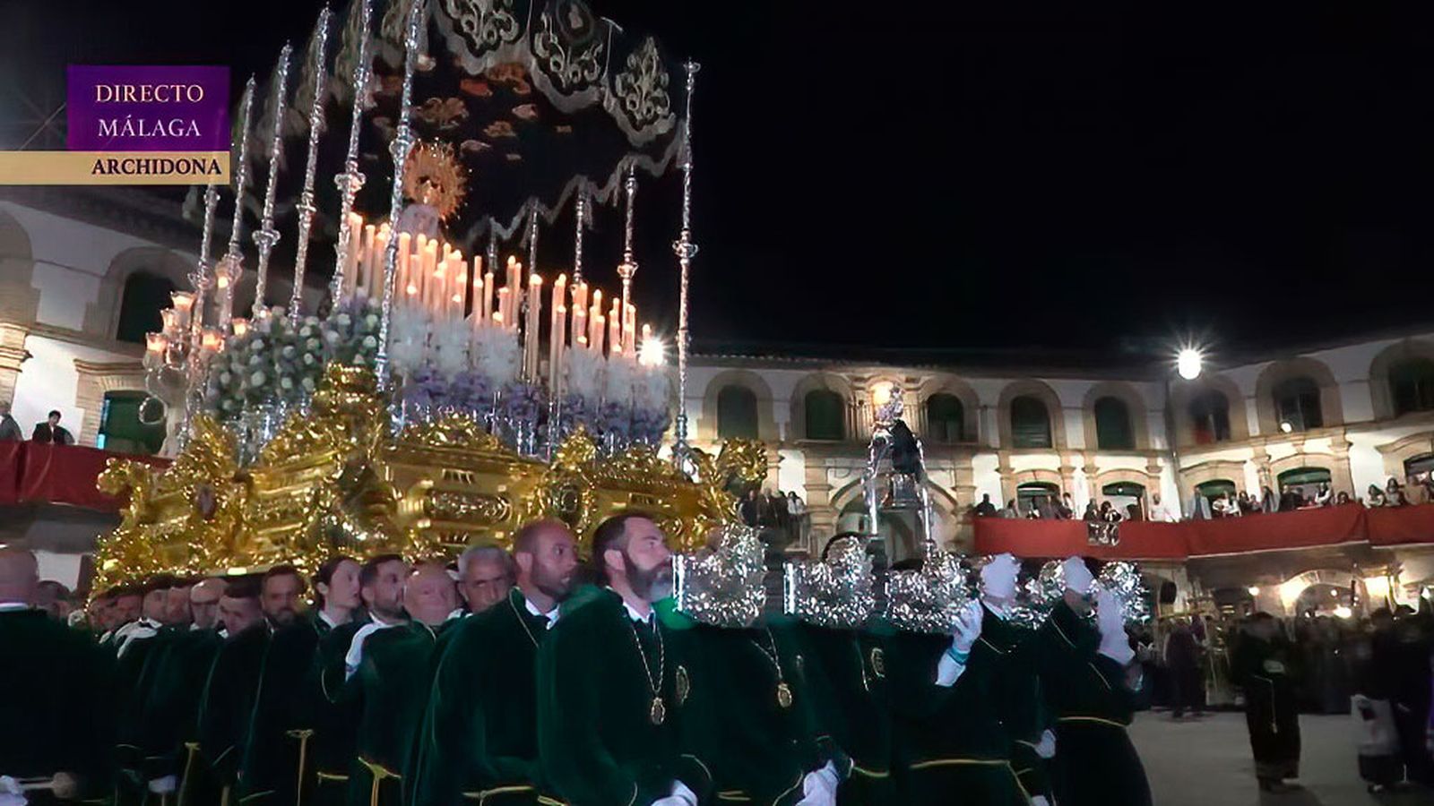 Los tronos de la Hermandad del Nazareno concentran toda la emoción en la plaza ochavada de Archidona