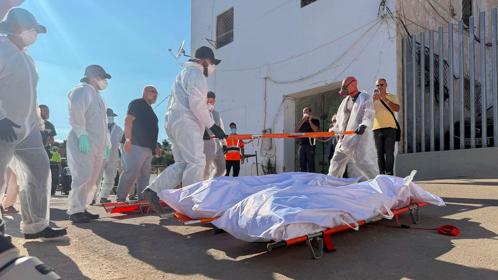 Ceuta entierra a 18 de los migrantes fallecidos
