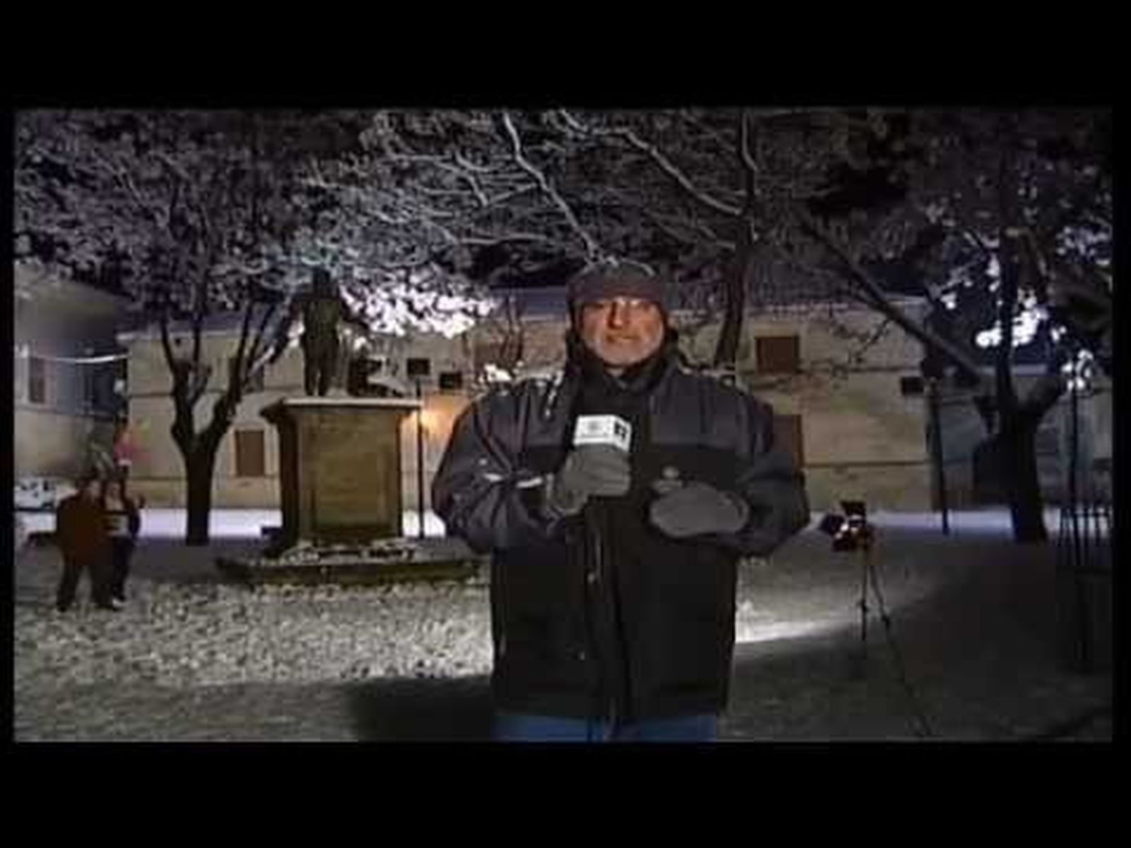 El redactor Alfonso Miranda cubierto por la nieve en directo