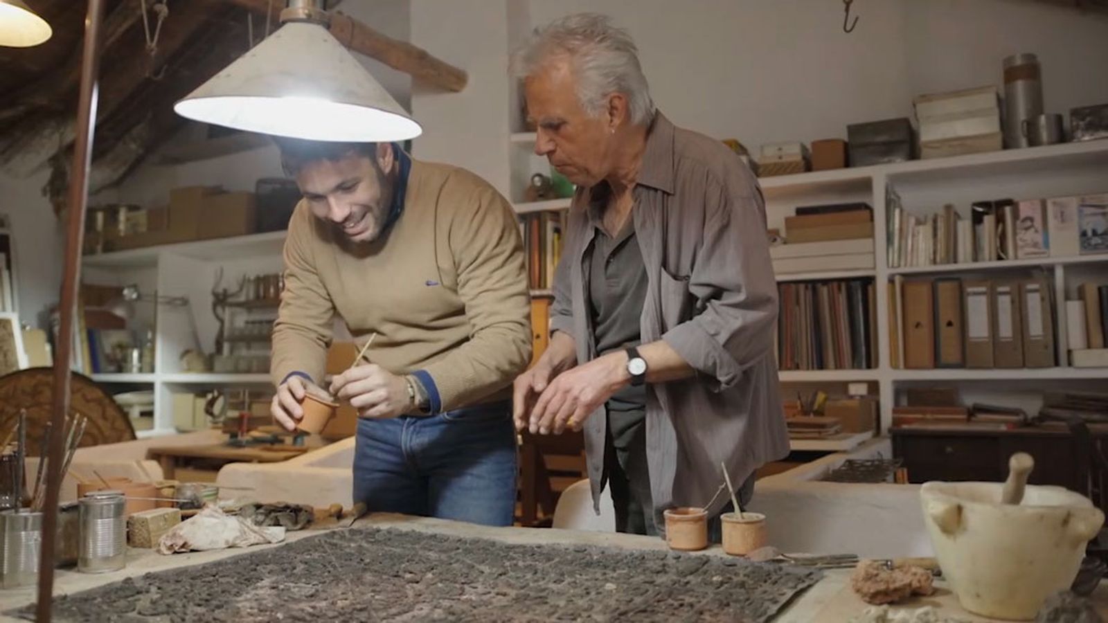En Olvera conocemos a un artista plástico que utiliza la tierra del pueblo para sus creaciones