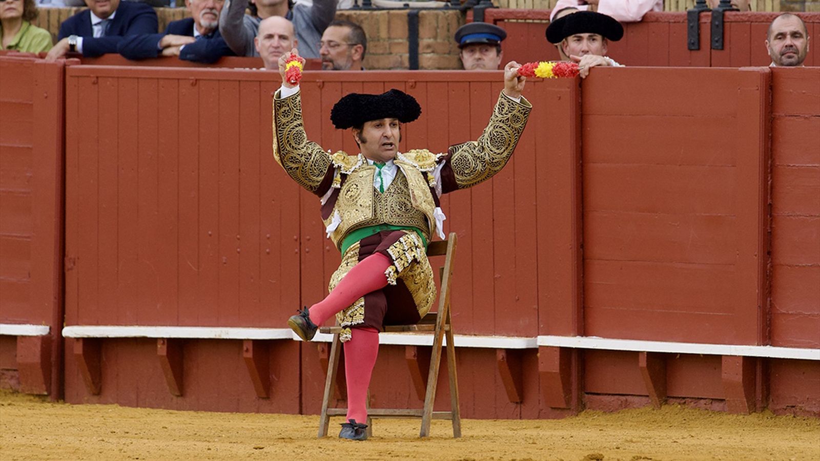 Morante con banderillas desde la siella
