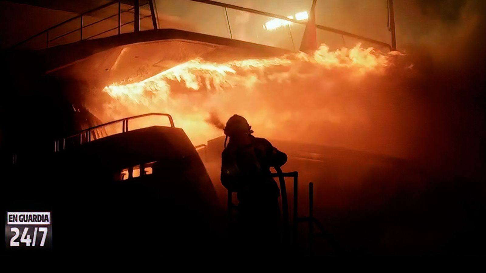 La lucha titánica de los bomberos de Algeciras para apagar un incendio en un yate