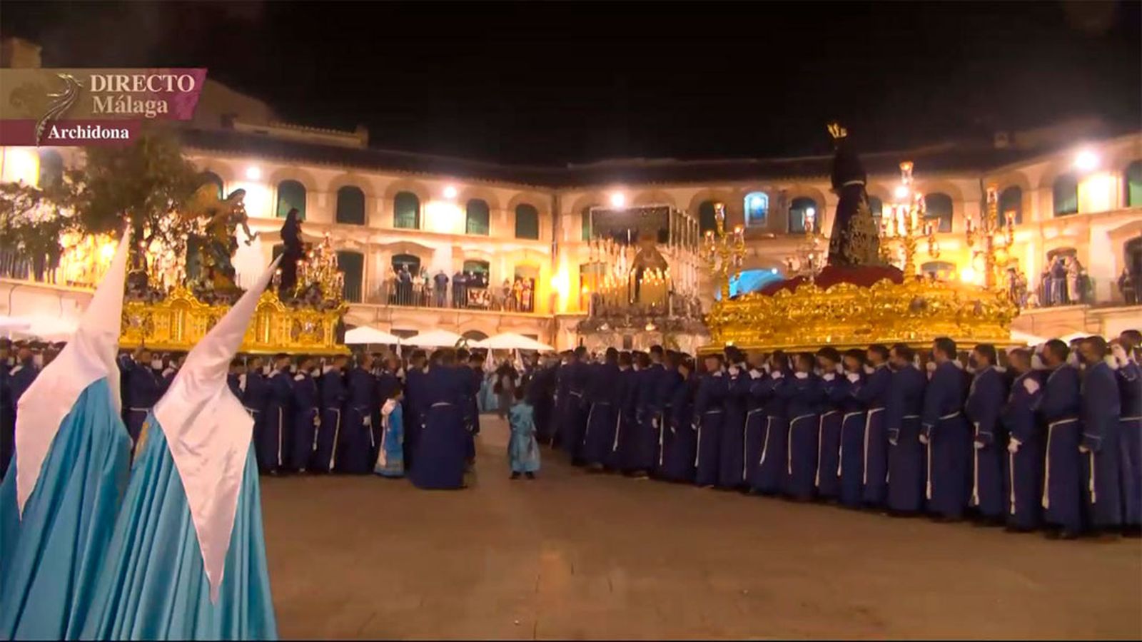 La espectacular imagen de tres tronos juntos en la plaza ochavada de Archidona