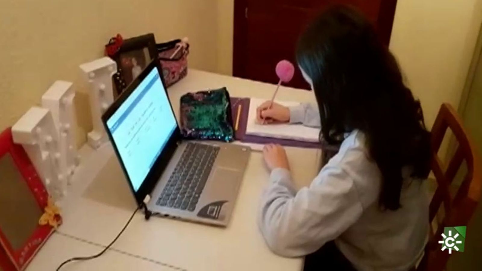 FOTO ALUMNA EN CASA