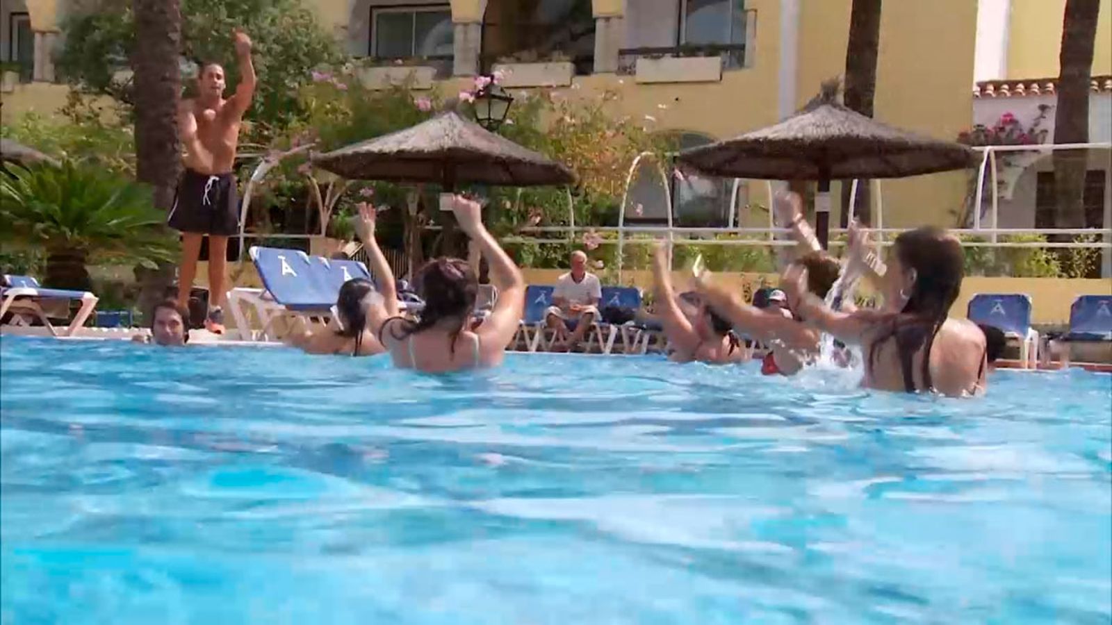 Practicamos aquagym en la piscina, el mejor remedio para paliar la calor y estar en forma