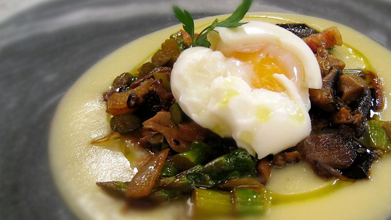 800x450 Cómetelo (crema de patatas con setas y huevo)