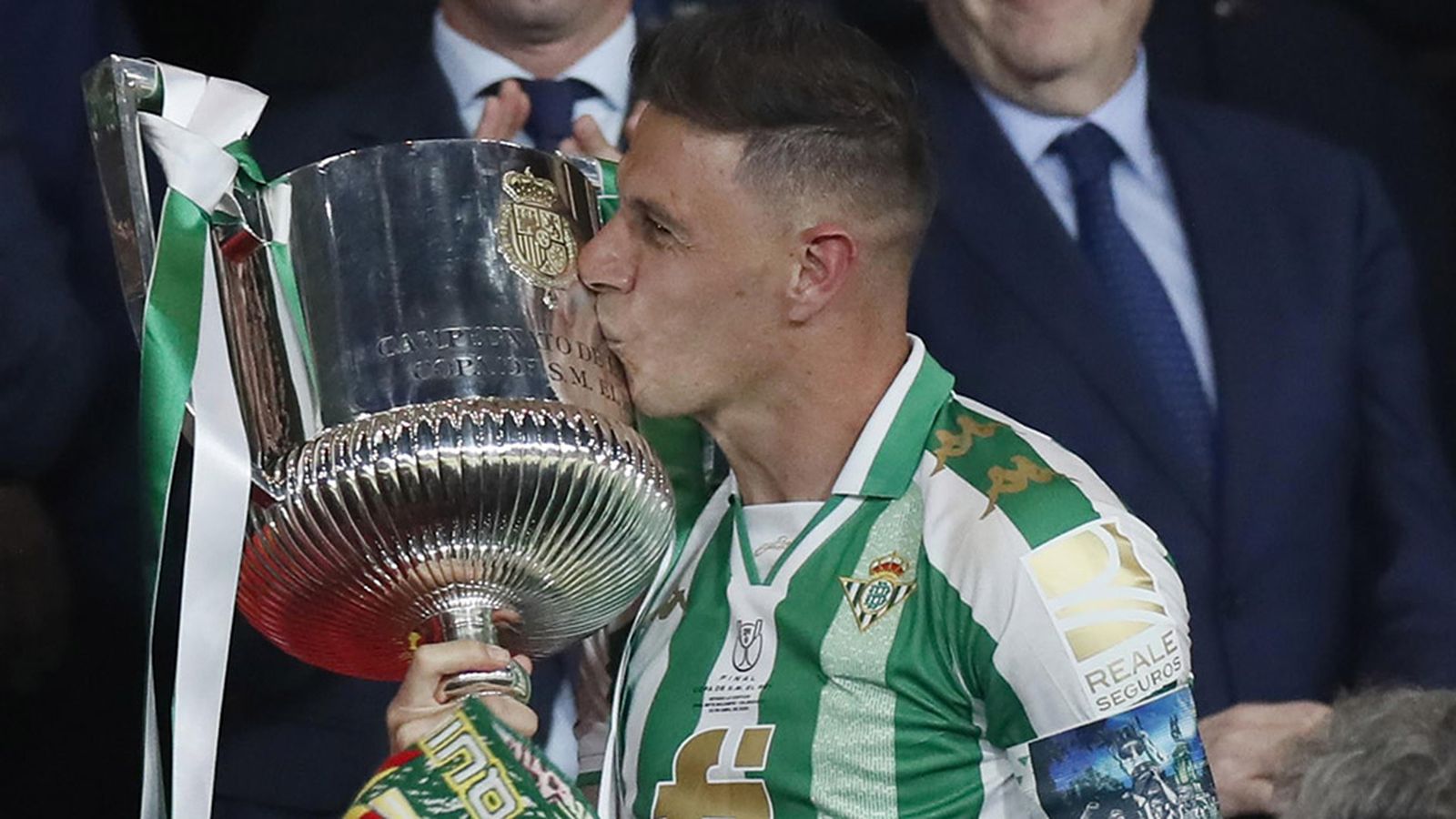 joaquin besa la copa del rey