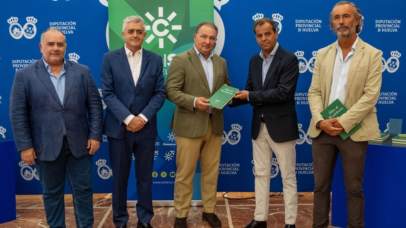 Entrega del libro de condolencias a las víctimas de Adamuz.