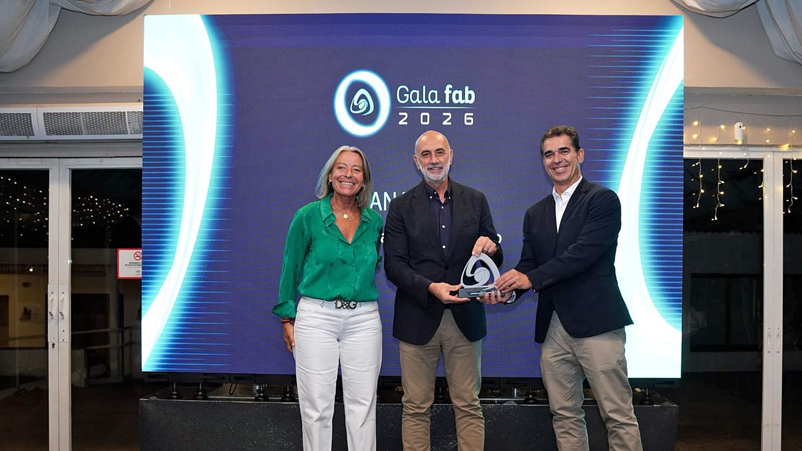 Pedro García Vázquez e Ildefonso Fernández, recibiendo el galardón de la FAB