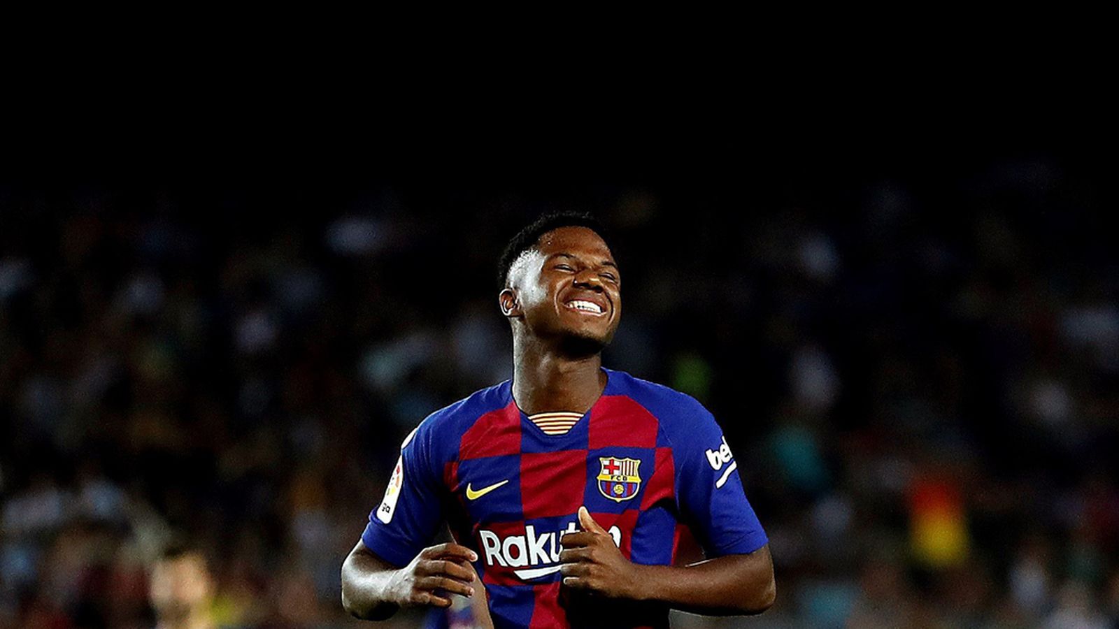 El delantero del FC Barcelona, Ansu Fati, durante el encuentro correspondiente a la sexta jornada de Primera División que han disputado esta noche frente al Villarreal en el estadio del Camp Nou.