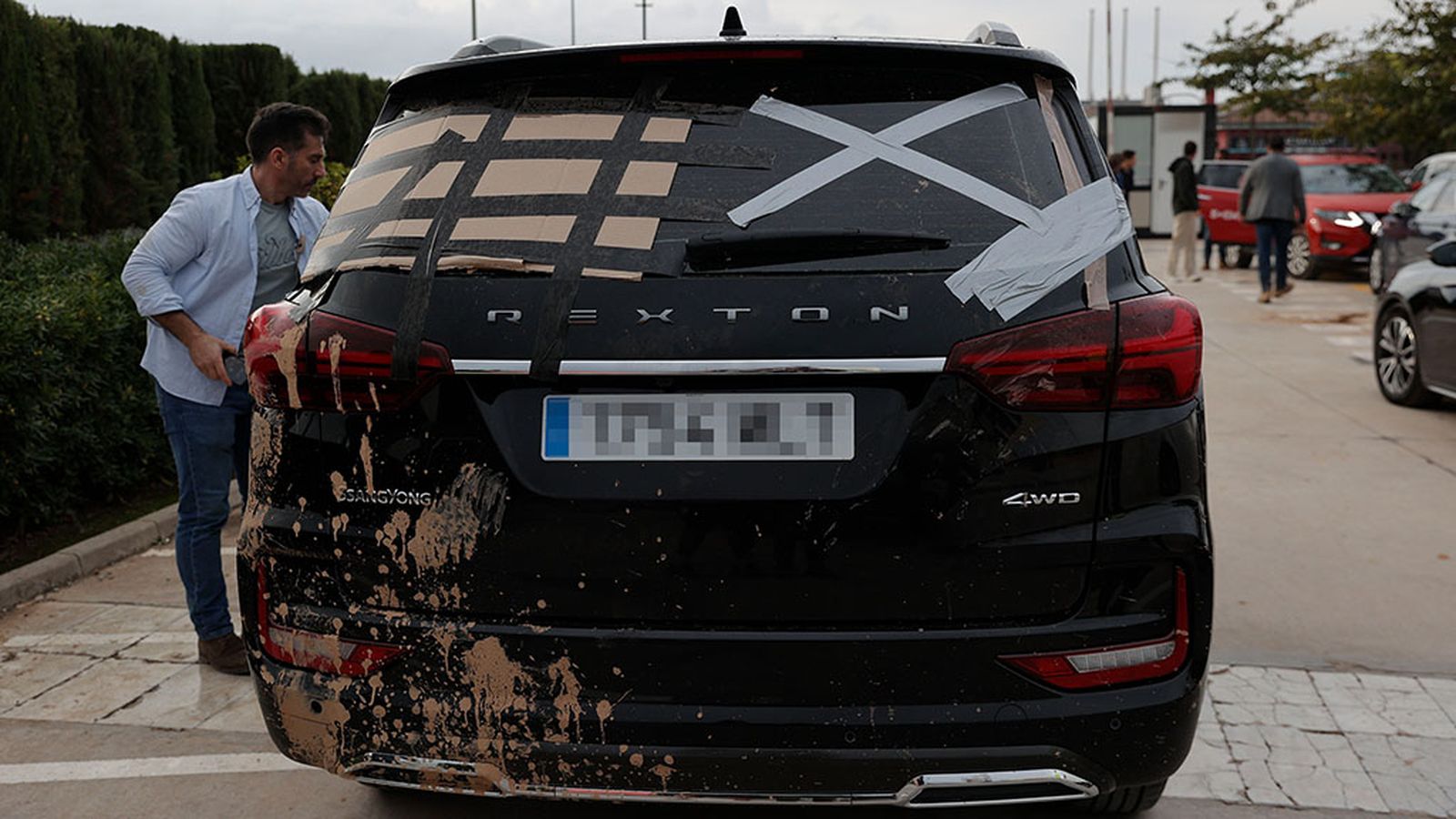 Coche de la comitiva del presidente golpeado en Paiporta