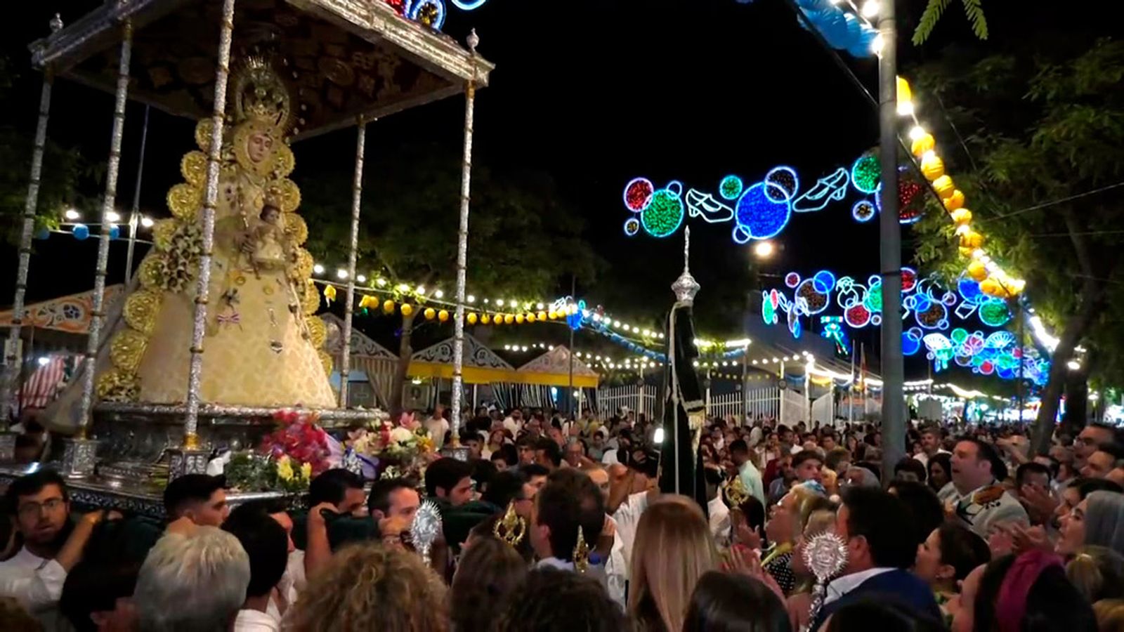 La Virgen del Rocío vista las casetas del Real en la feria de Pilas