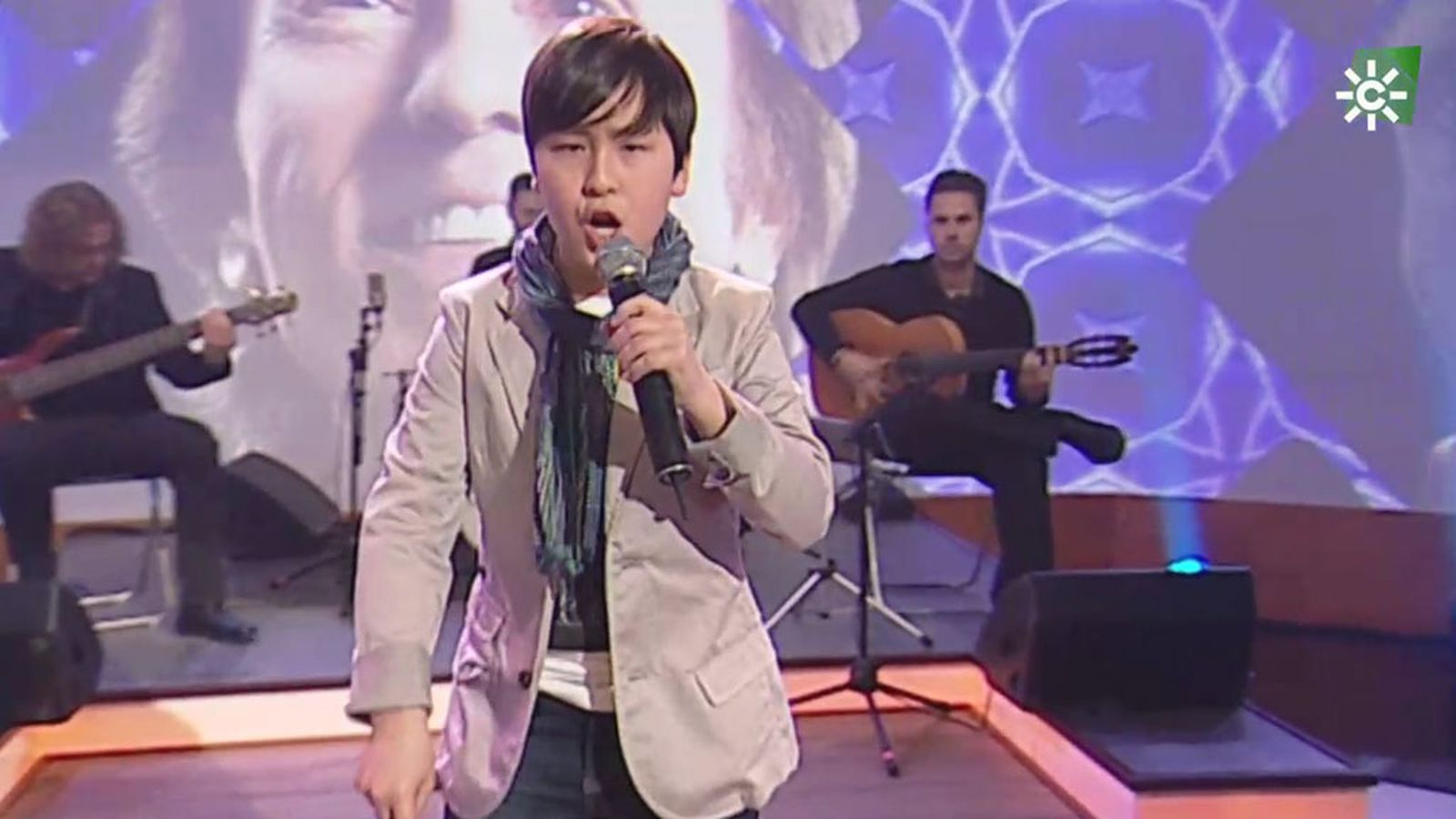 Manuel Sierra, el mini Raphael, nos cana Yo soy aquel