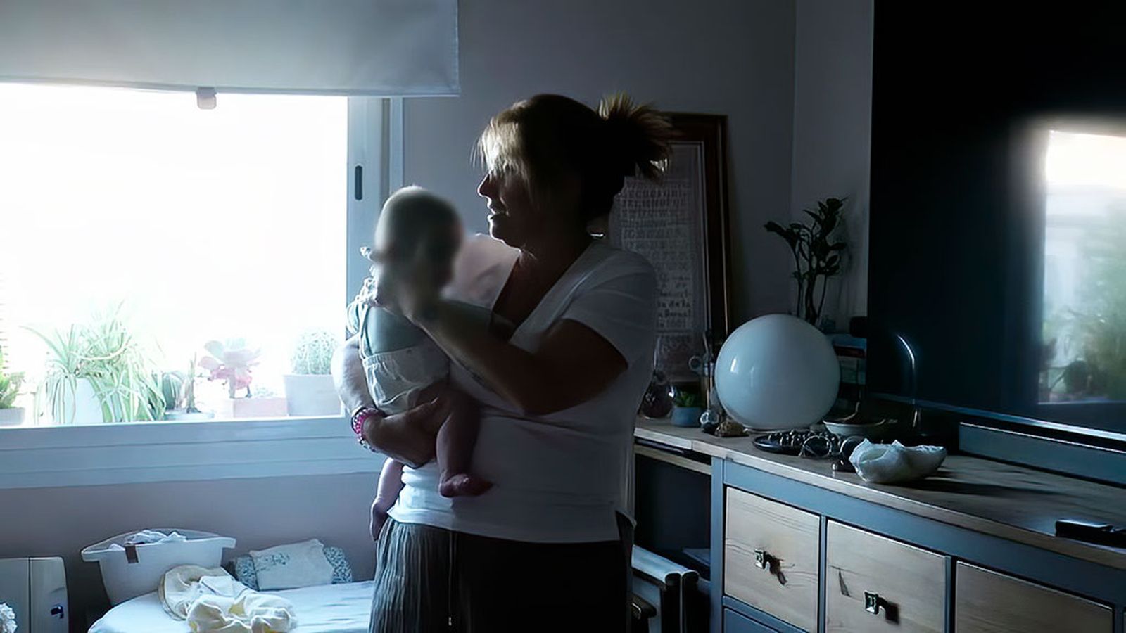 Las lágrimas de Mariví al decir adiós a uno de sus bebés de acogida