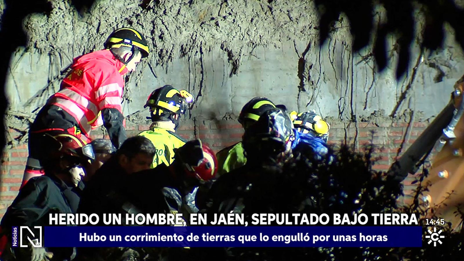 Rescatado un hombre tras el derrumbe de un muro en Canena