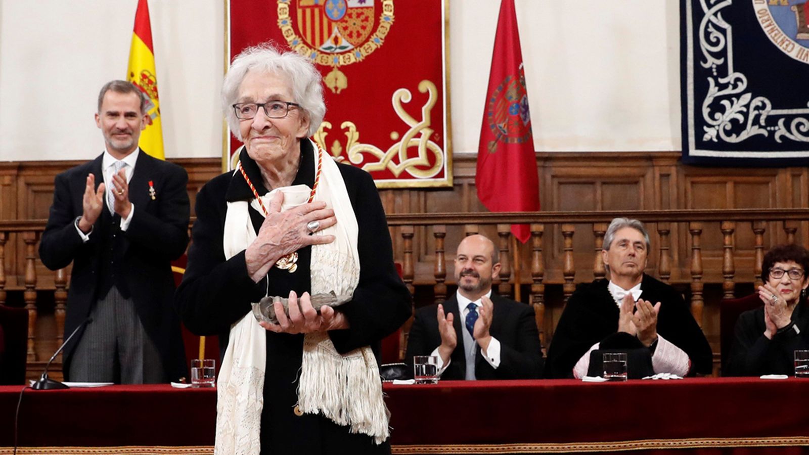 Ida Vitale con el Cervantes
