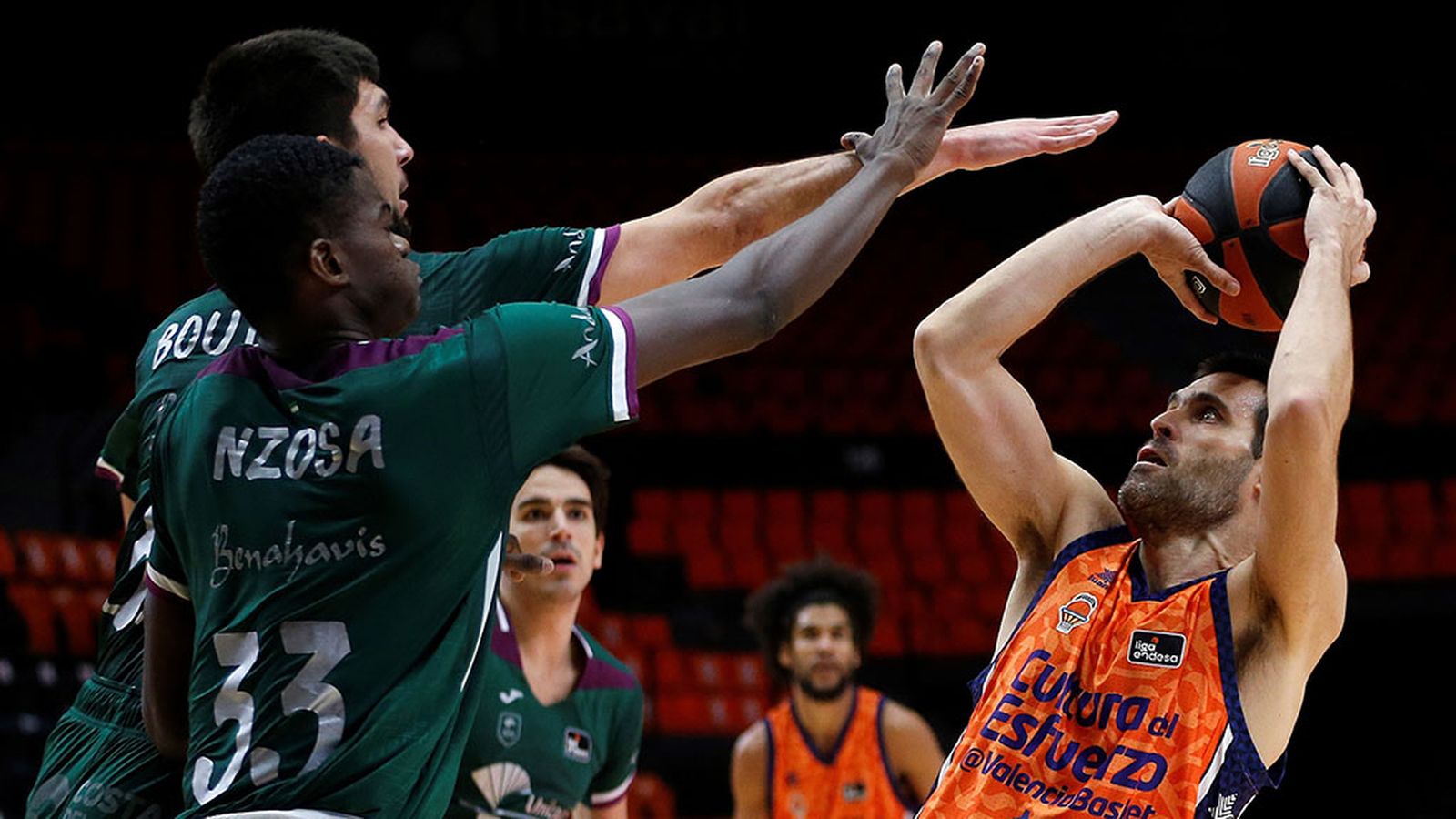 Nzosa (Unicaja) bloquea al Valencia