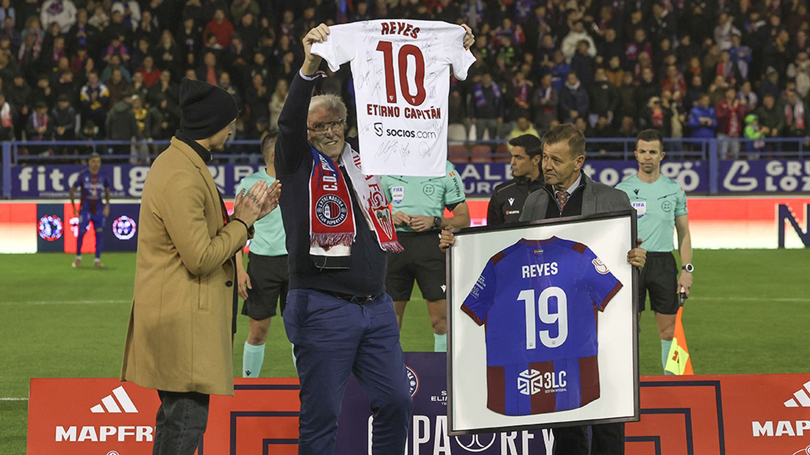 Homenaje a Reyes en el campo del Extremadura