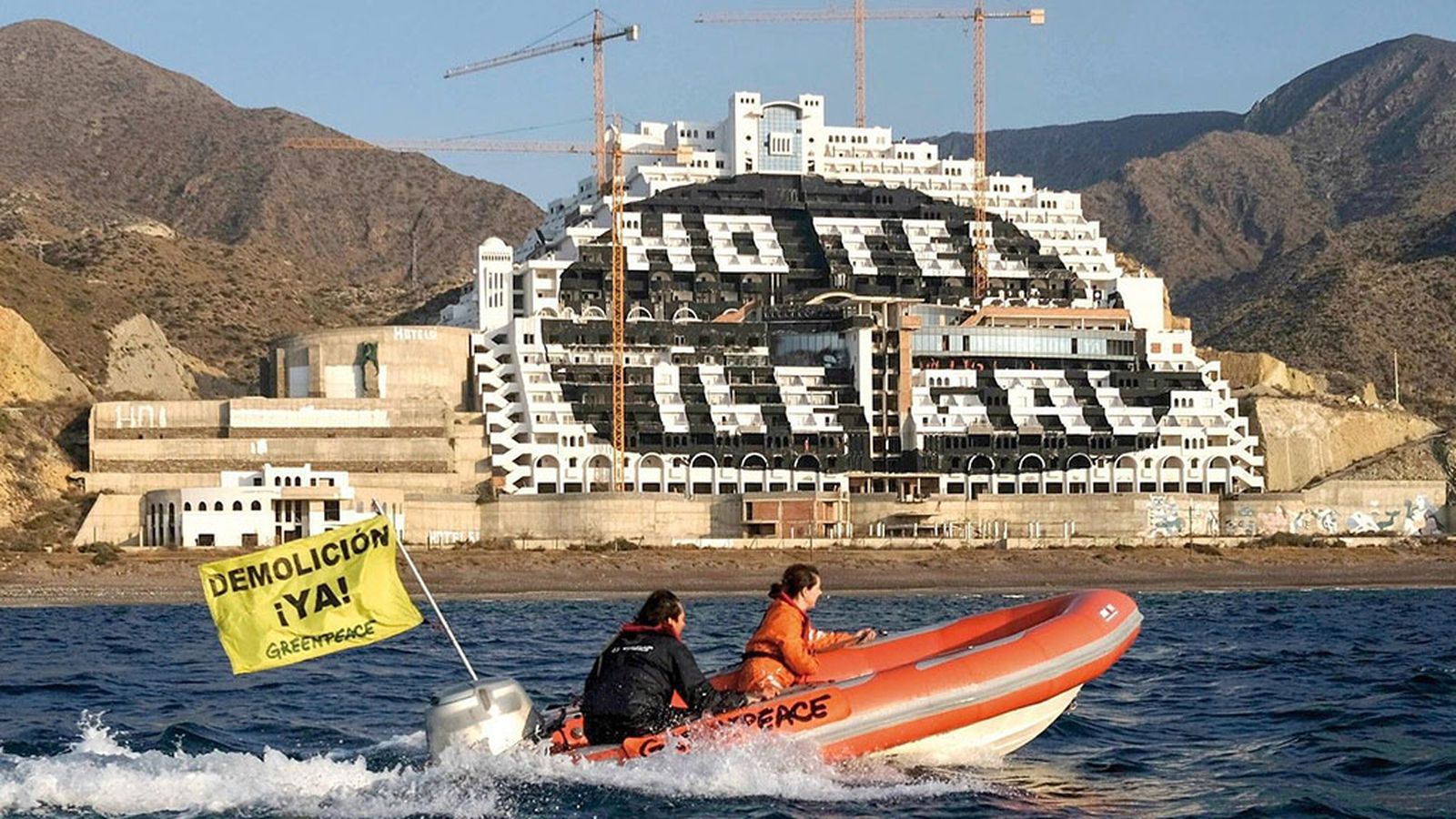 Absueltos los activistas de Greenpeace por la pintada del Algarrobico
